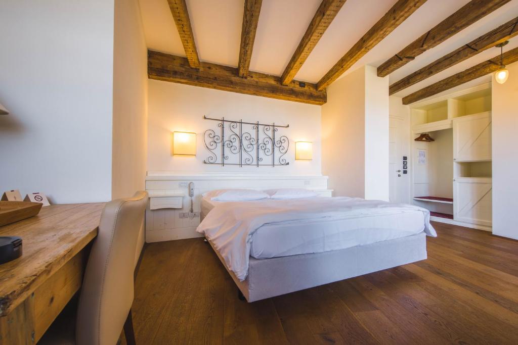 Łóżko lub łóżka w pokoju w obiekcie Hotel Relais Vecchio Maso