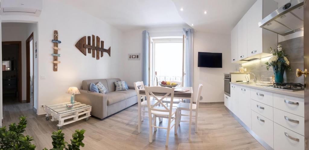 een keuken en een woonkamer met een tafel en een bank bij 60mt dal mare in Viareggio