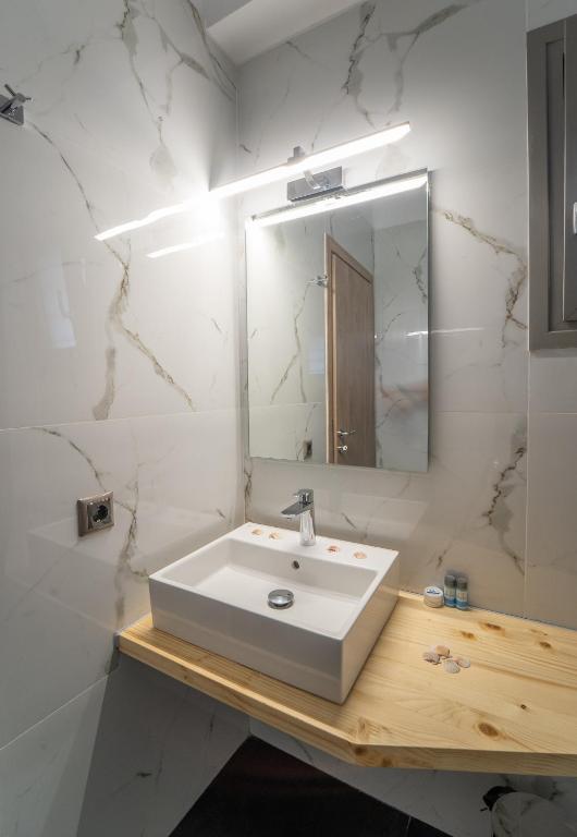 A bathroom at CARLOS MANSION LUXURY SUITES
