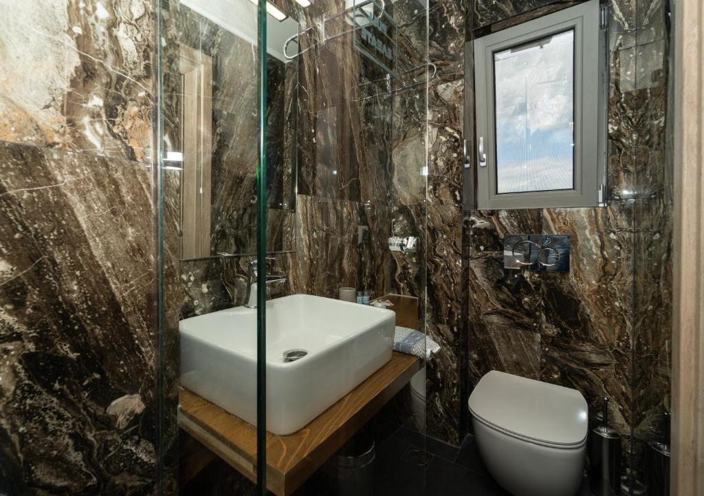 A bathroom at CARLOS MANSION LUXURY SUITES