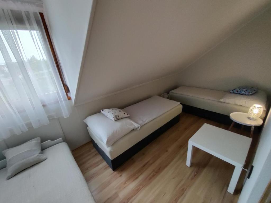 Postel nebo postele na pokoji v ubytování Bertalan Apartman