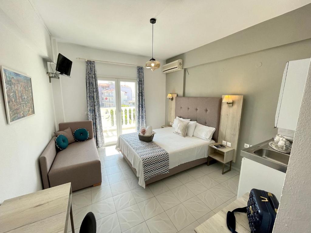 ein Schlafzimmer mit einem Bett und einem Stuhl in einem Zimmer in der Unterkunft VANA Studios & Apartments in Limenaria