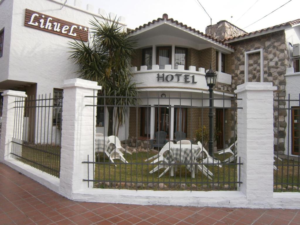 ヴィラ・カルロス・パスにあるHotel Lihuelの馬像を前に見えるホテル