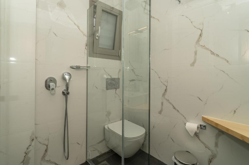 A bathroom at CARLOS MANSION LUXURY SUITES