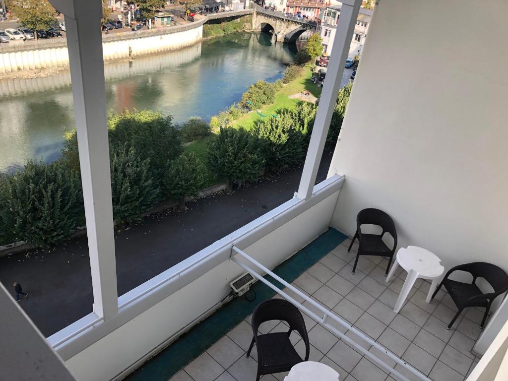 Výhled na řeku, která protéká v blízkosti hotelu
