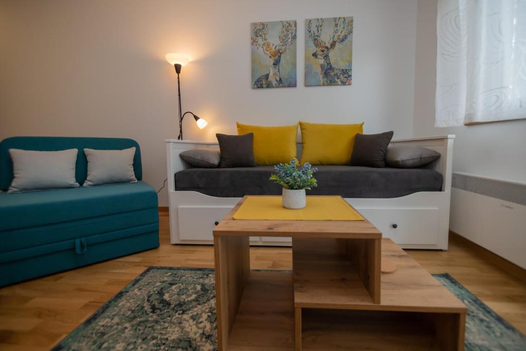 uma sala de estar com um sofá e uma mesa de centro em Studio apartman Anja em Zlatibor
