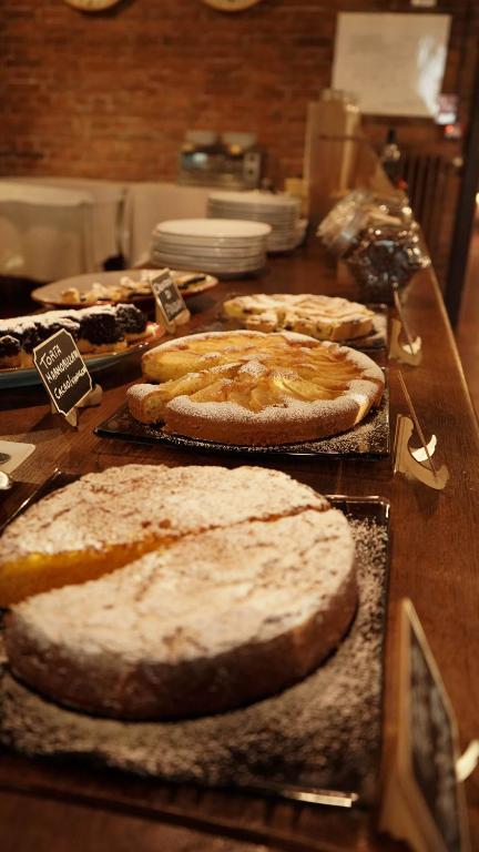 stół z kilkoma pizzami na górze w obiekcie Le Querce Hotel w mieście Salsomaggiore Terme