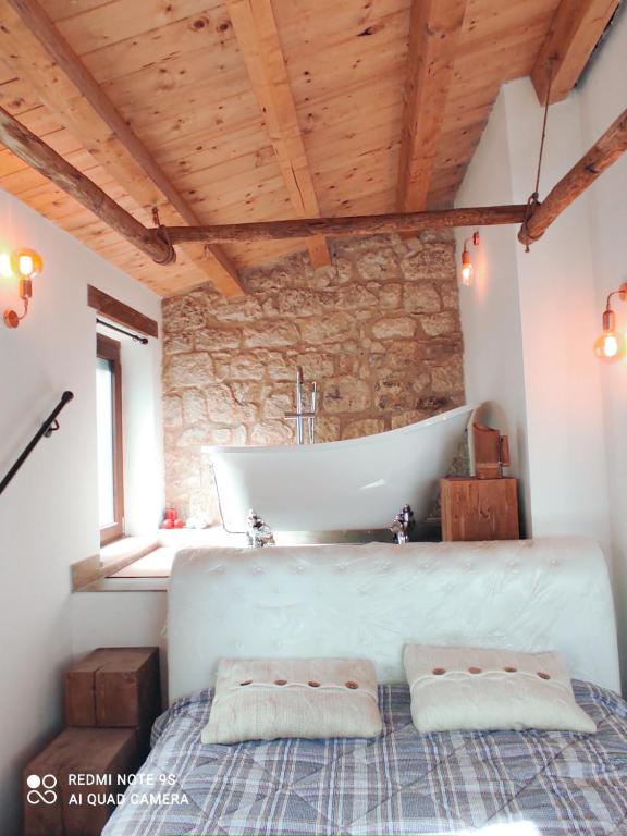 Postel nebo postele na pokoji v ubytování La Casa del Poeta , un romantico chalet da mille e una notte