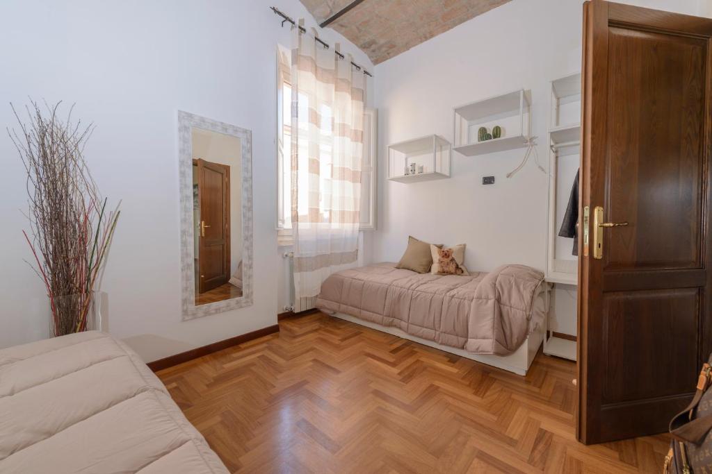 ein Schlafzimmer mit einem Bett und einem Sofa in einem Zimmer in der Unterkunft colosseo flats and penthouse in Rom