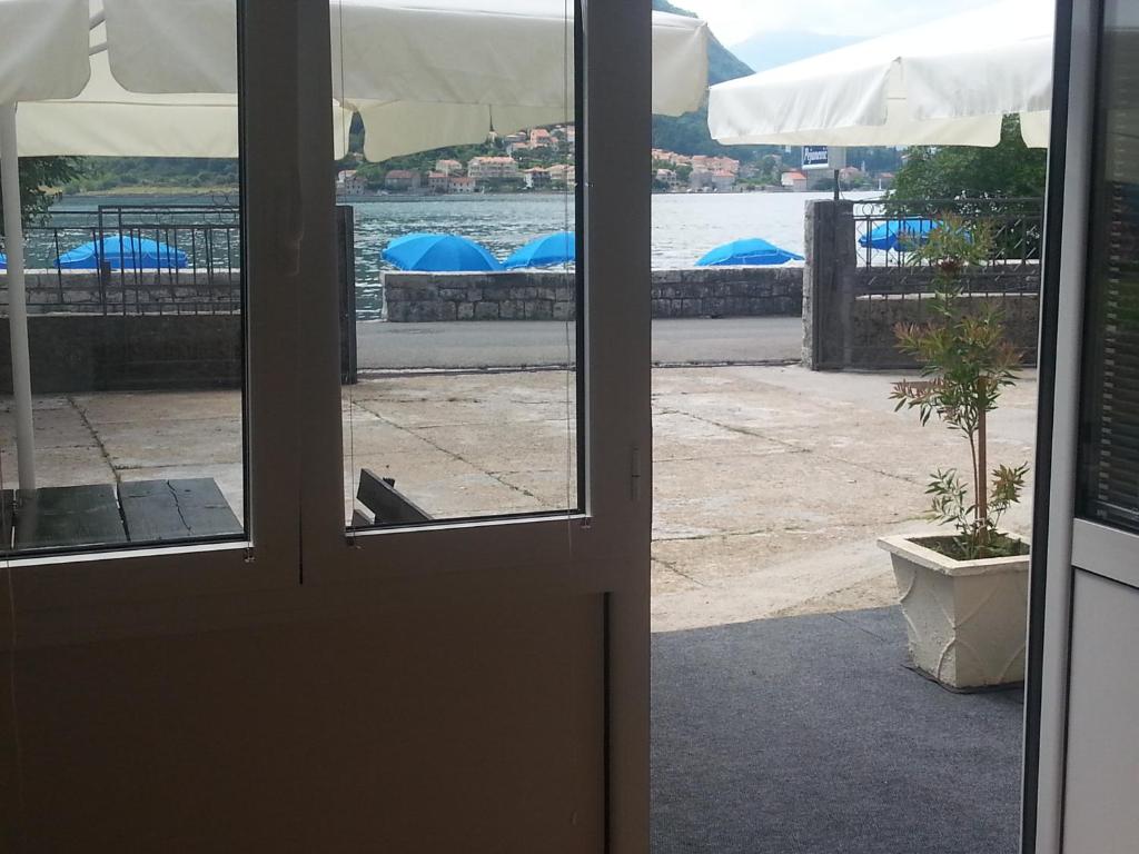 uma porta aberta com vista para a água em Apartments Pejanović em Kotor