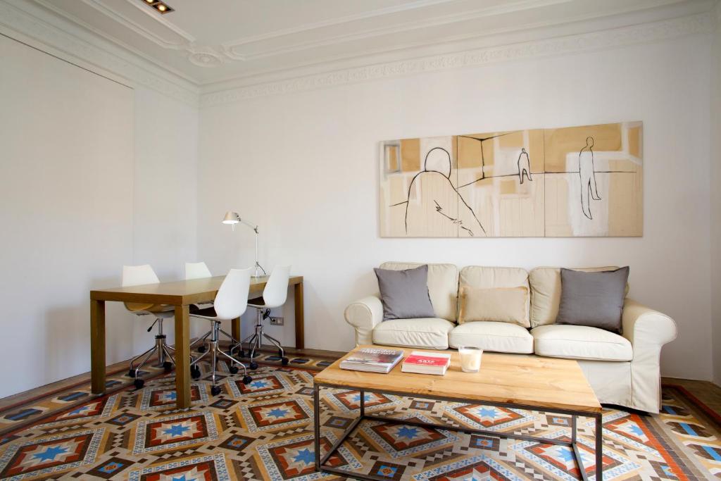 sala de estar con sofá y mesa en Barcelonaforrent The Claris Suites en Barcelona