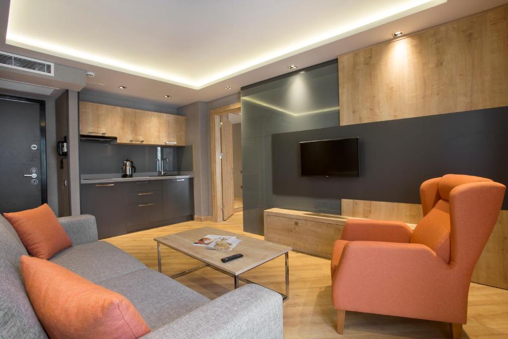 Телевизор и/или развлекательный центр в La Boutique Hotel & Suites