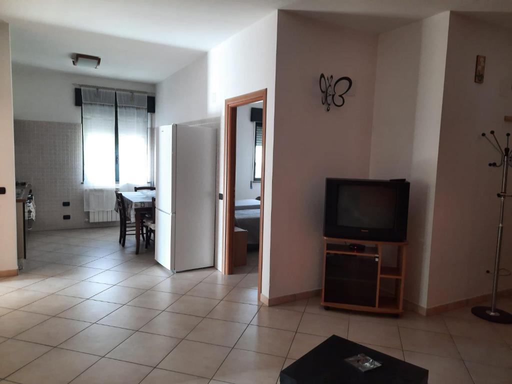 een woonkamer met een televisie en een tafel bij La Rosa dei Venti Apartments in Eboli