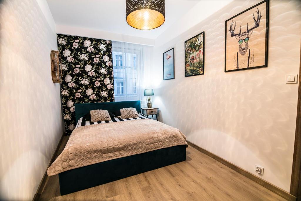 ein Schlafzimmer mit einem Bett in einem Zimmer in der Unterkunft AP Apartment's Gdańska in Wałbrzych