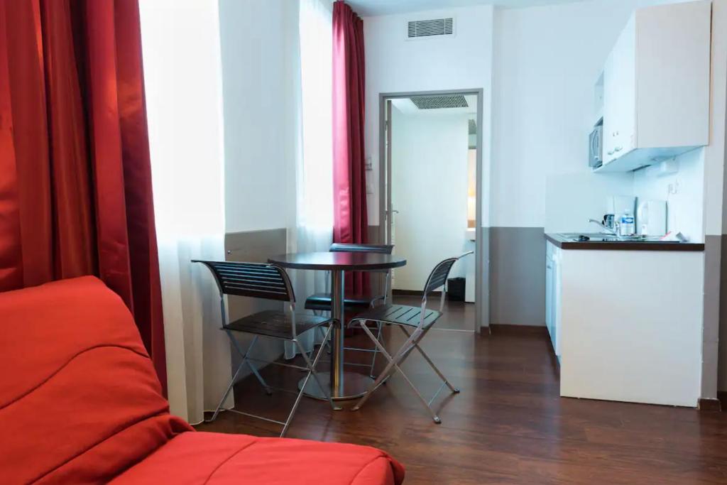 Kuchyň nebo kuchyňský kout v ubytování Appart'City Classic Lyon Part-Dieu