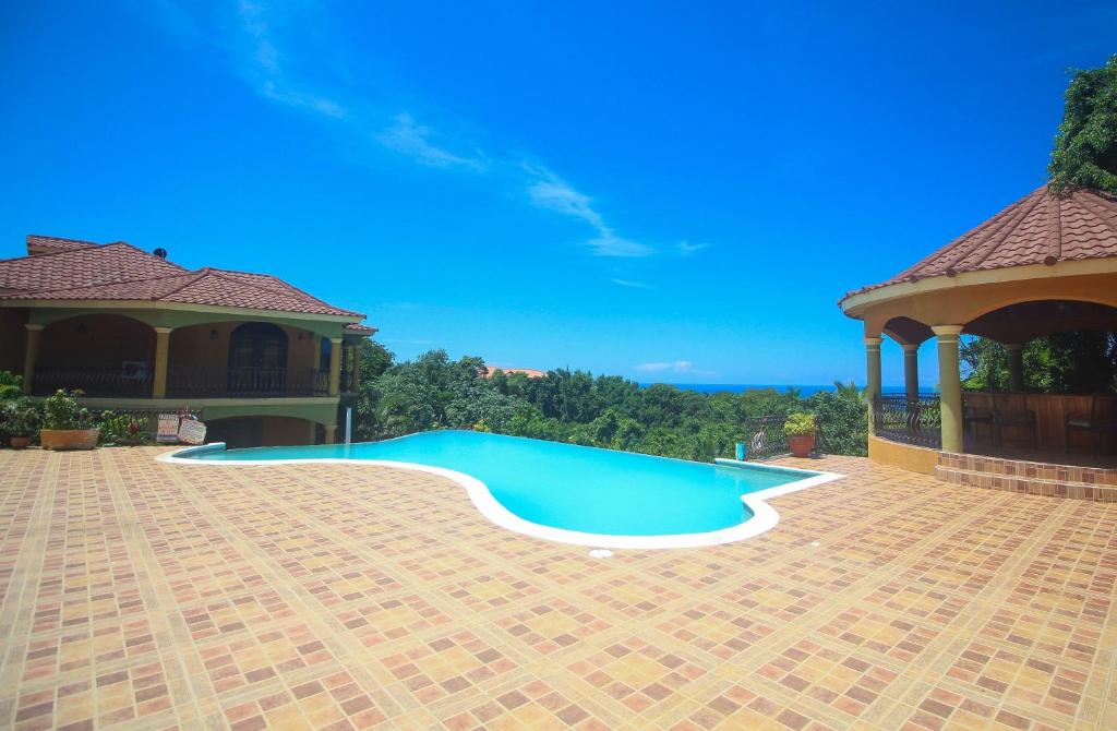 ein Swimmingpool im Hinterhof eines Hauses in der Unterkunft Luxury 10 Bedroom Villa-Millbrooks in Montego Bay