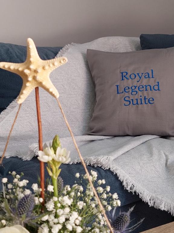 Postel nebo postele na pokoji v ubytování Royal Legend Suite