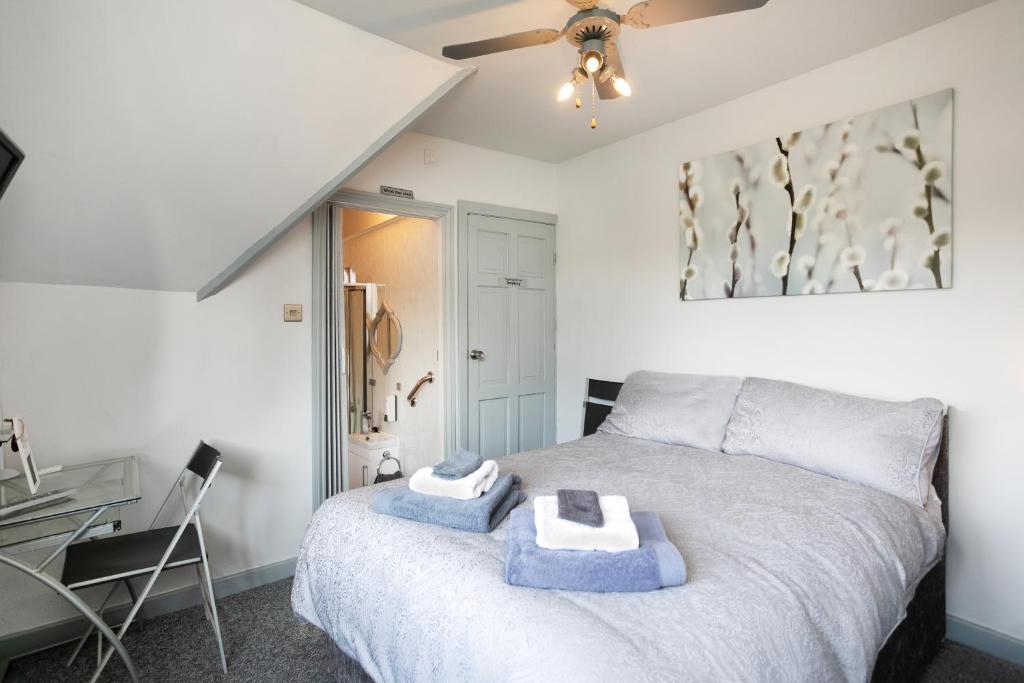 a bedroom with a bed with towels on it at BED AT BOWBRIDGE, Centre town in Newark-on-Trent