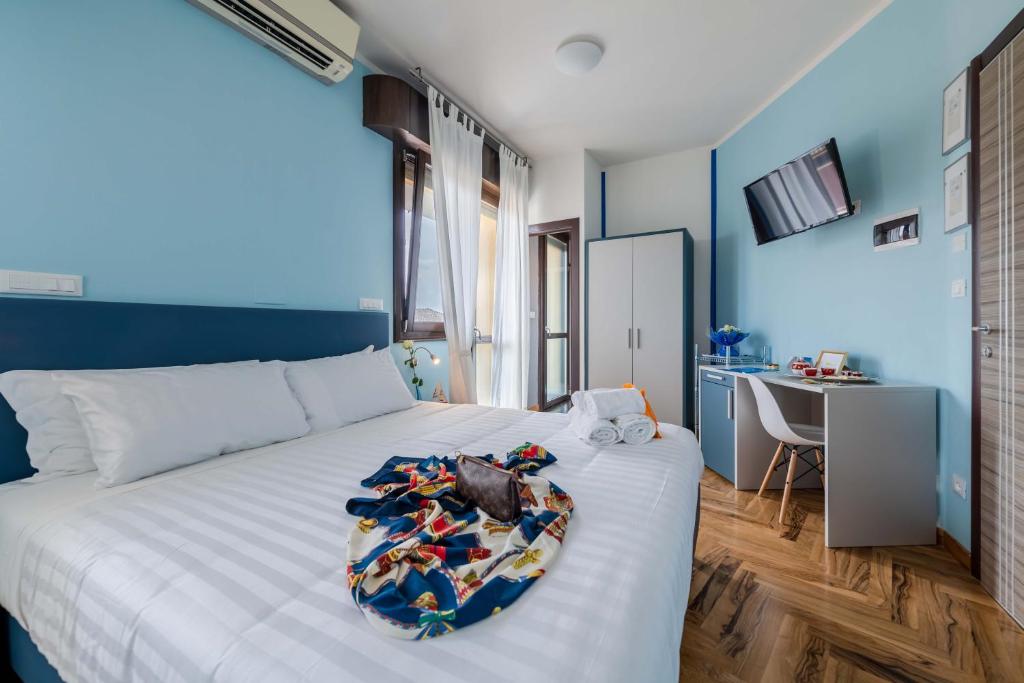 sypialnia z łóżkiem z kupą ubrań w obiekcie AppartaHotel w mieście Beinasco