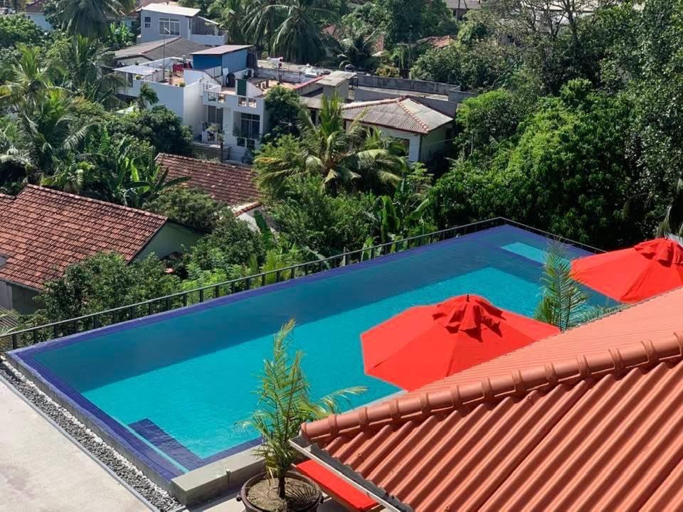 Bazén v ubytování Pinipahana Walauwa Resort & villa nebo v jeho okolí