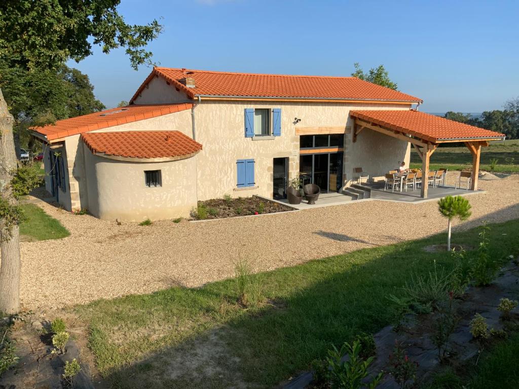 ein Bild eines Hauses mit Garten in der Unterkunft CHEZ LE DAMIAN in Neuville