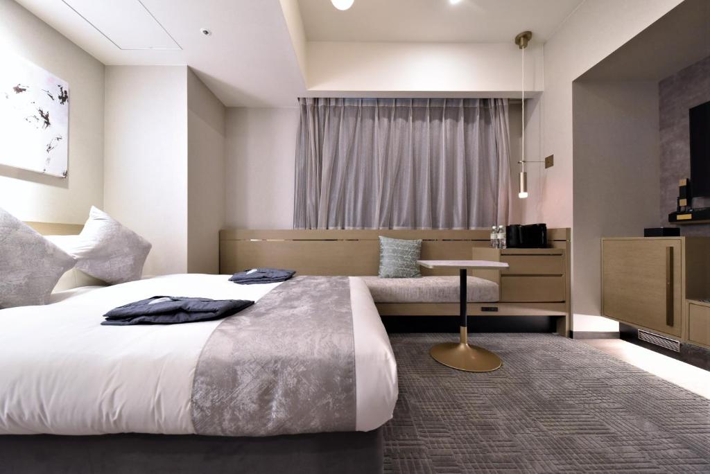 Hotel Cordia Osaka Hommachi房間的床