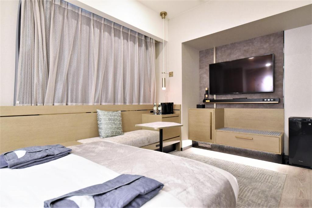 Hotel Cordia Osaka Hommachi房間的床