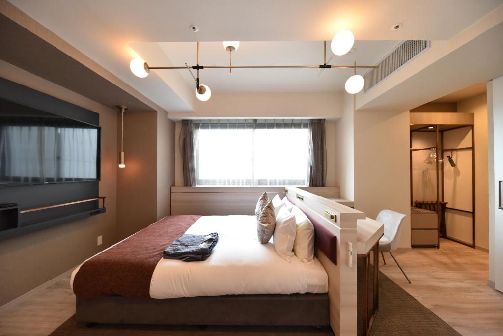 Hotel Cordia Osaka Hommachi房間的床