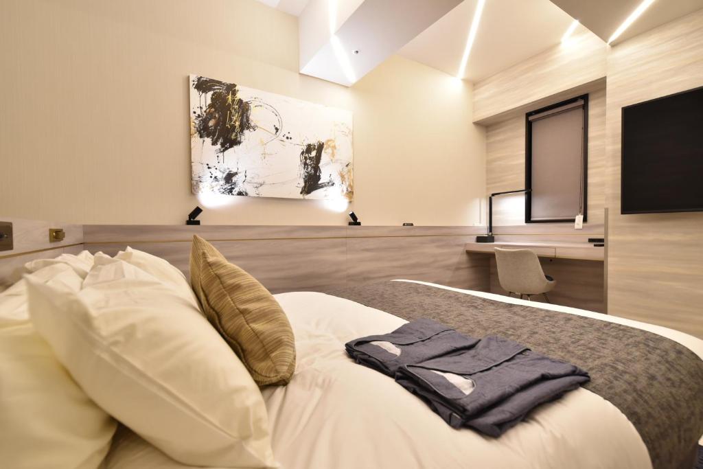 Hotel Cordia Osaka Hommachi房間的床