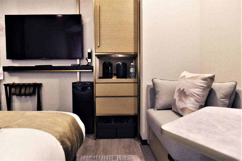 Hotel Cordia Osaka Hommachi房間的床