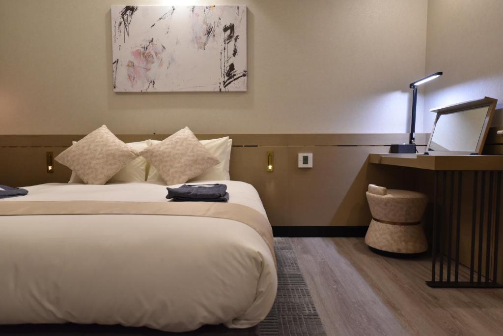 Hotel Cordia Osaka Hommachi房間的床