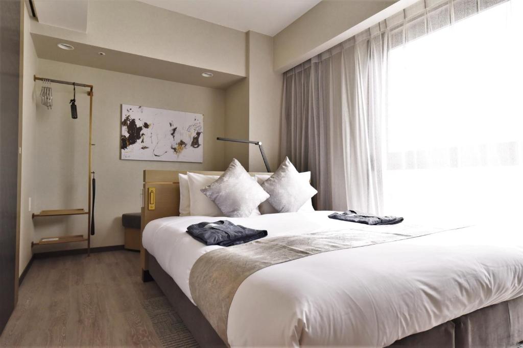 Hotel Cordia Osaka Hommachi房間的床