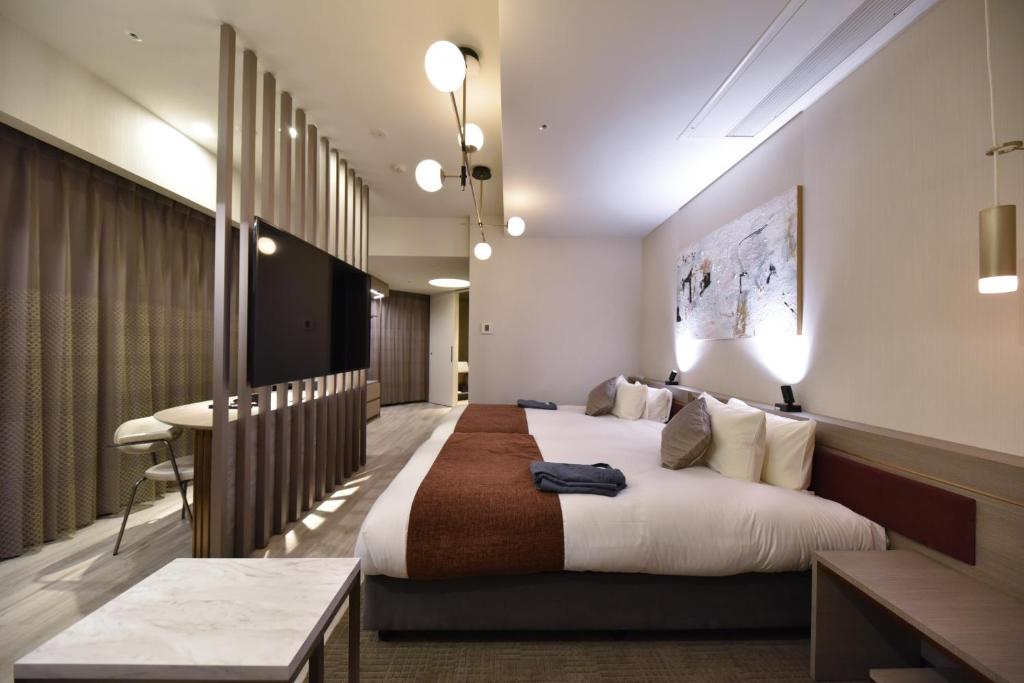 Hotel Cordia Osaka Hommachi房間的床