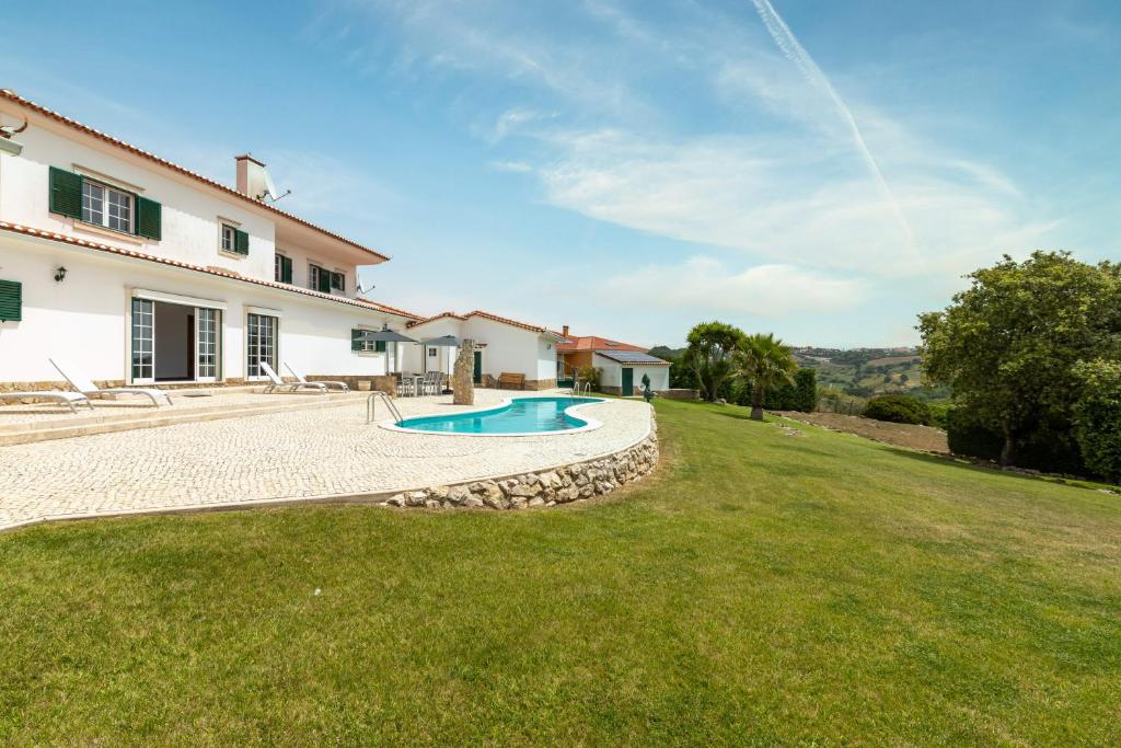 un'immagine di una villa con piscina di Villa Casa Branca - with Private Pool & Big Garden a Ribamar
