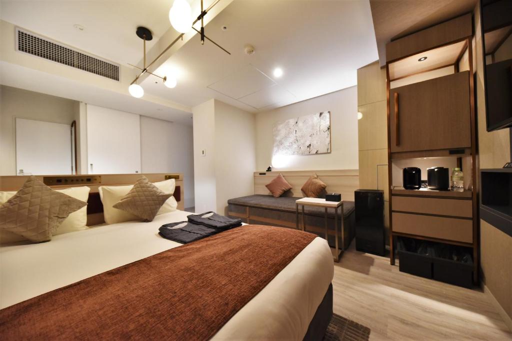Hotel Cordia Osaka Hommachi房間的床