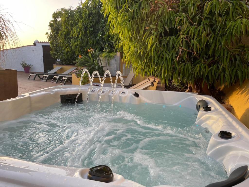 a hot tub with water faucets in a yard at Los Jazmines in Agaete