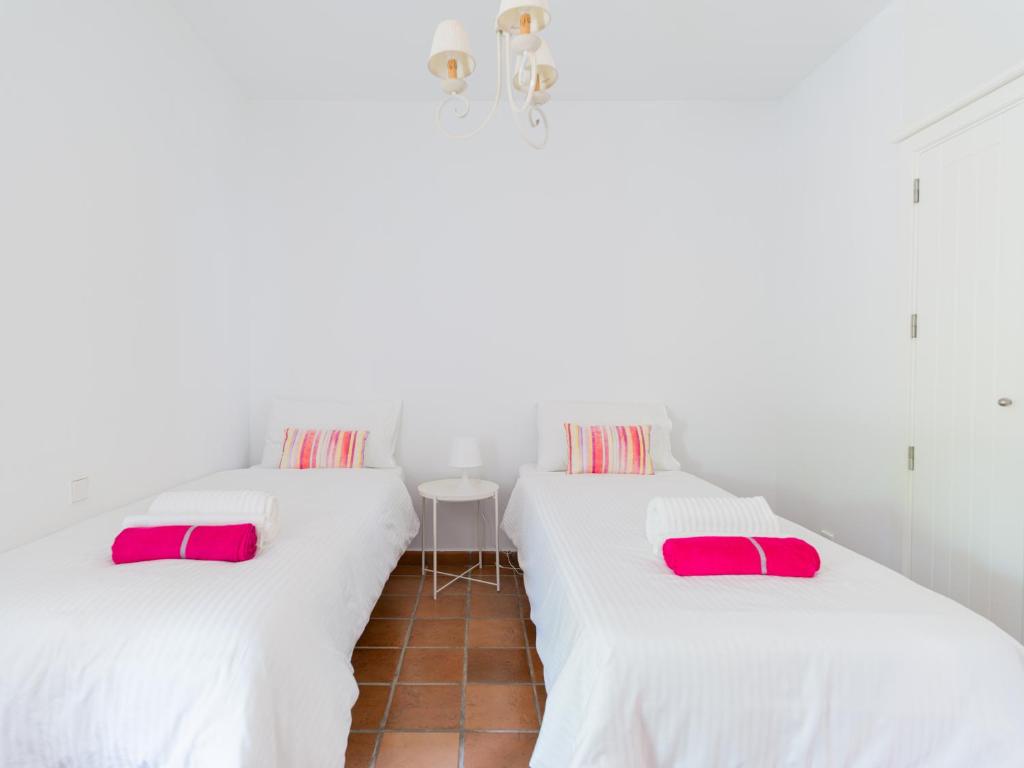 Postel nebo postele na pokoji v ubytování Maspalomas Golf Villa Private Heated Pool-no stairs