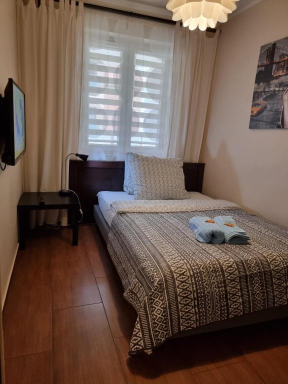 a bedroom with a bed with two towels on it at Apartament Centrum Park in Olsztyn