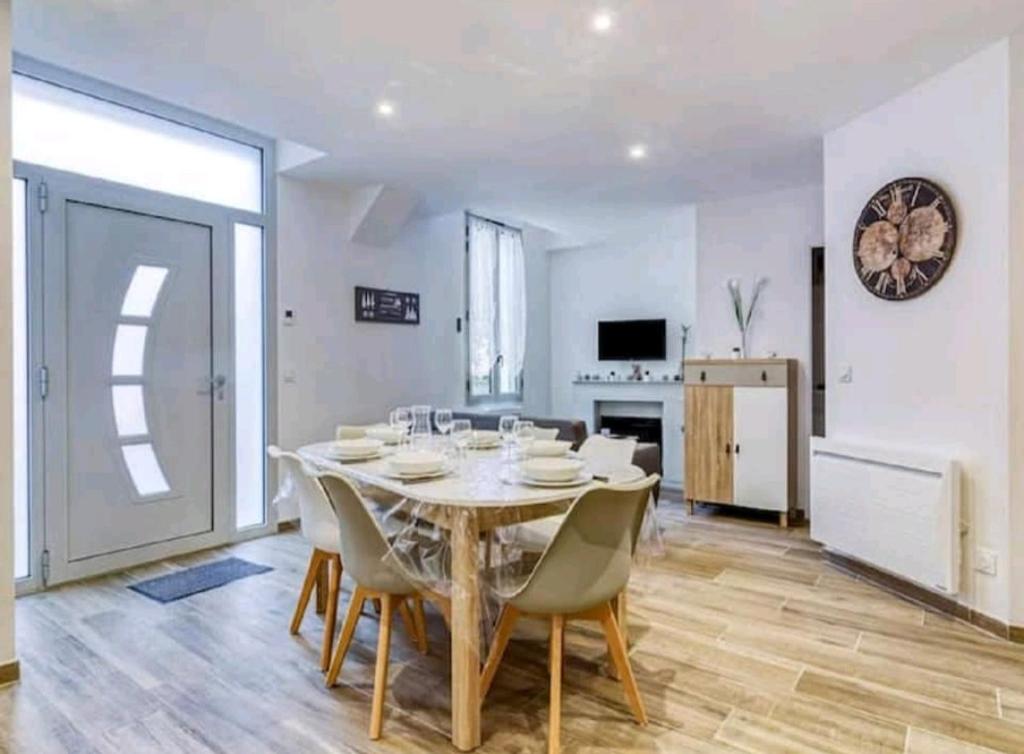 une salle à manger avec une table et des chaises dans l'établissement Morféo-le Vignemale, à Cauterets