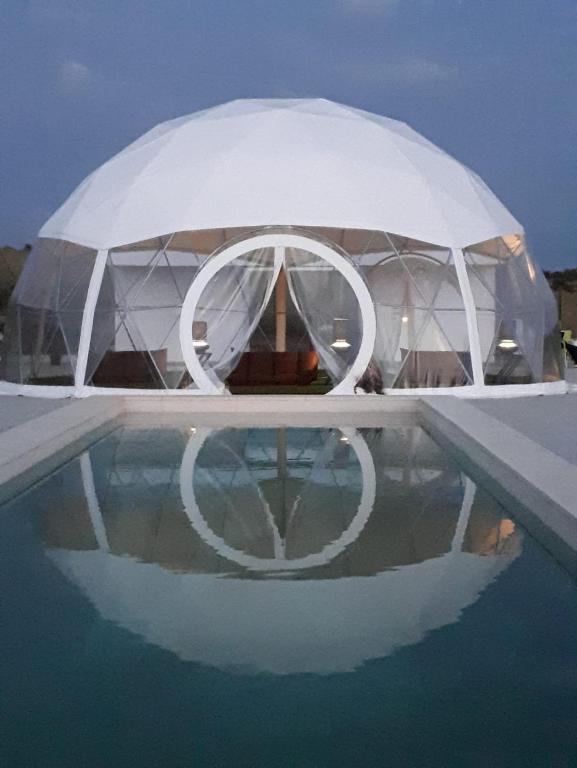 Bazén v ubytování Glamping Skies - Adults Only nebo v jeho okolí