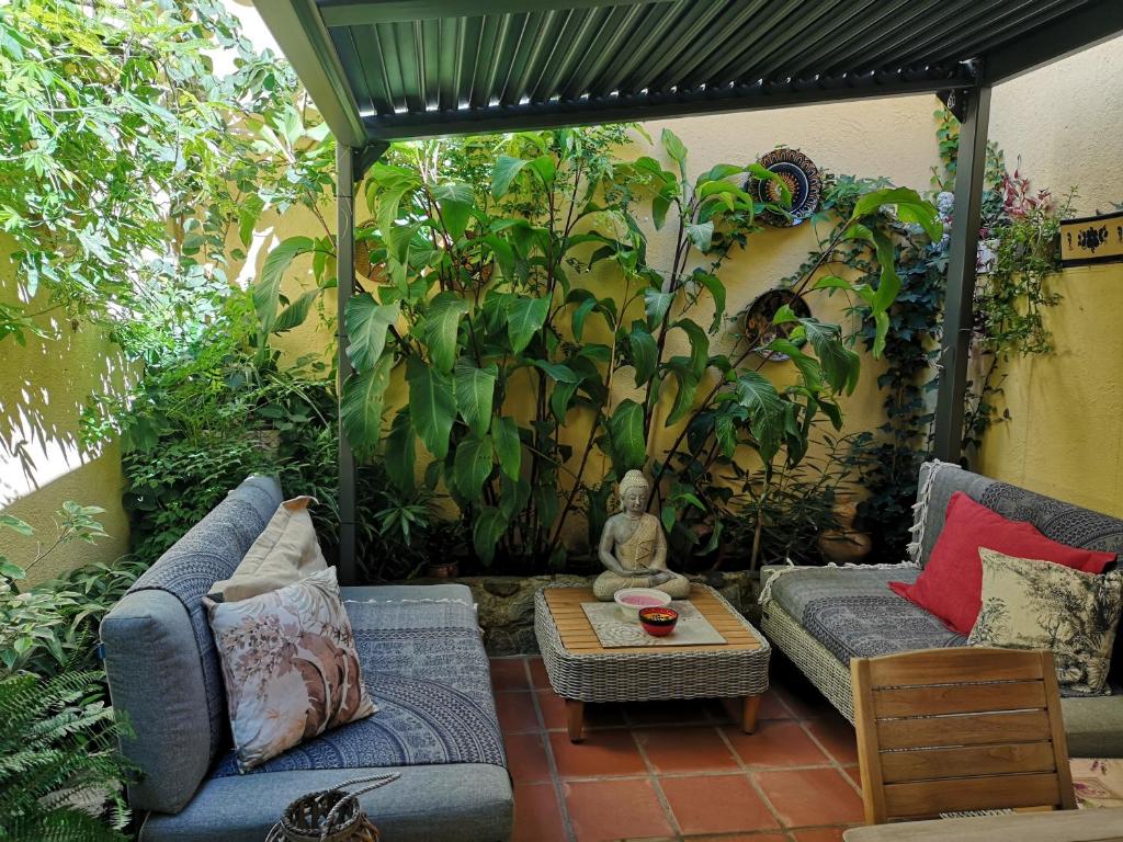 une terrasse avec deux canapés et une plante dans l'établissement La Cantonada, à Ríudecañas