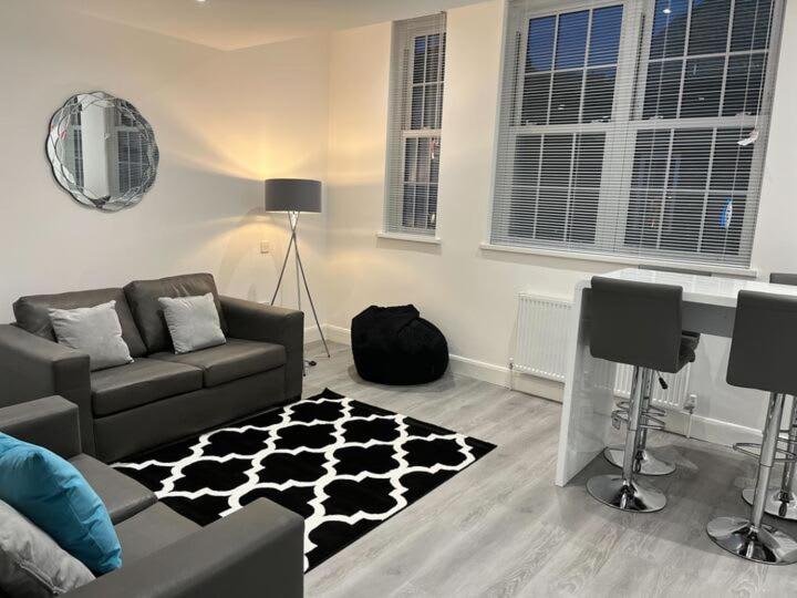 - un salon avec un canapé et un tapis dans l'établissement Watford City Centre Retreat - Spacious Modern Self-Contained Apartment - Sleeps 4, à Watford