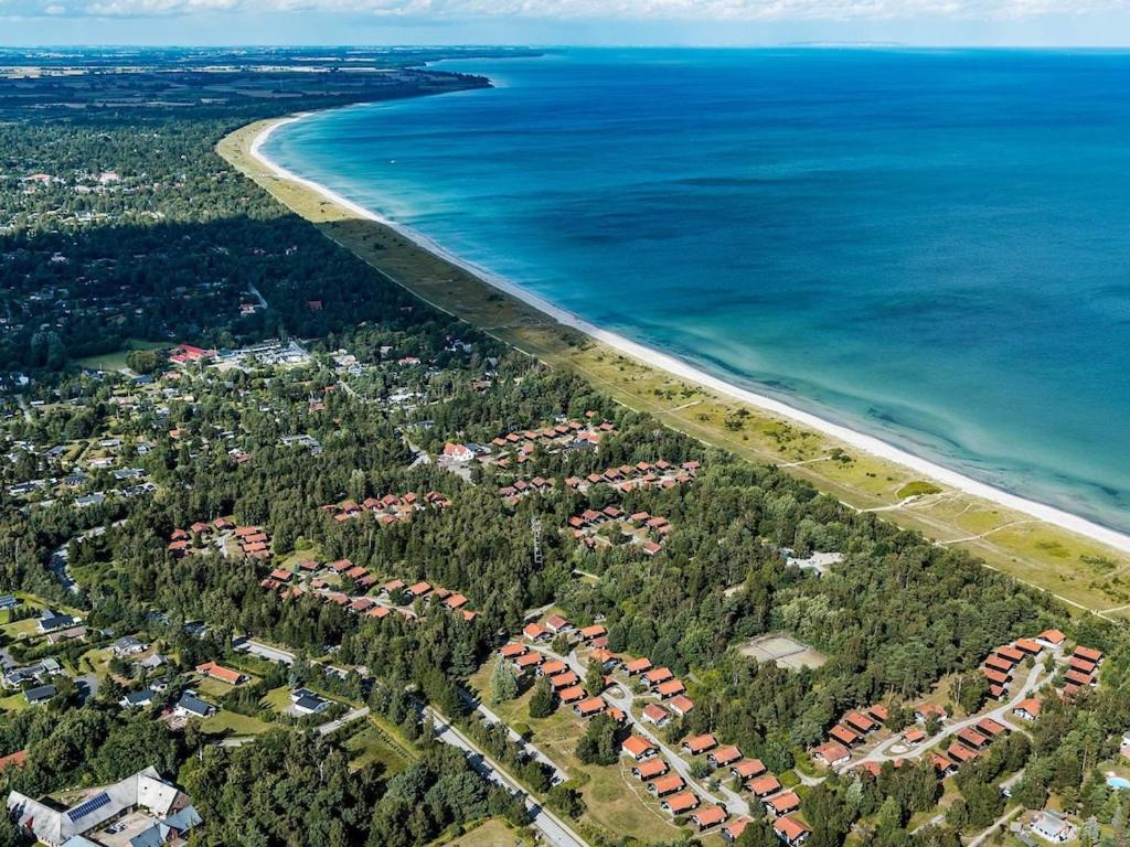 una vista aérea de una playa con casas y el océano en Holiday home Væggerløse CVIII, en Bøtø By