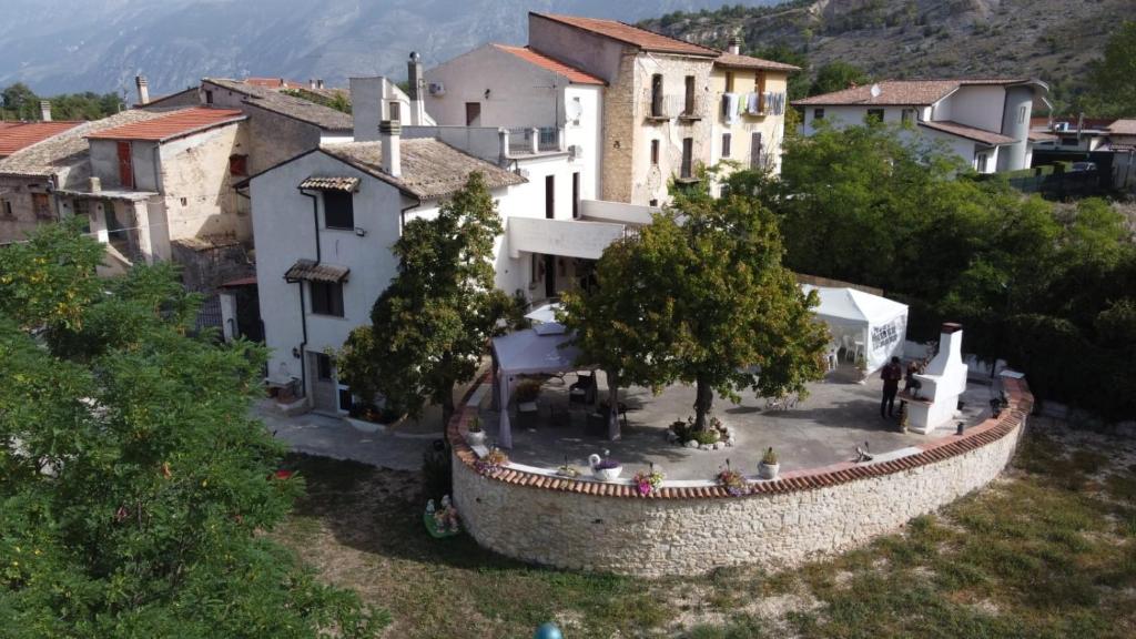 uma vista aérea de uma aldeia com um edifício em "Il Miglio" Country House em Pettorano sul Gizio