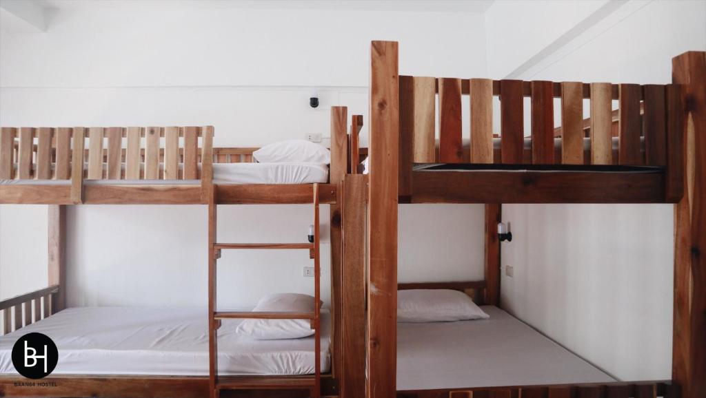 เตียงสองชั้นในห้องที่ BAAN64 Hostel