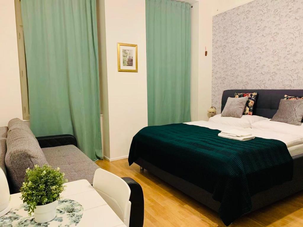 Postel nebo postele na pokoji v ubytování Charles Square Prague Apartment