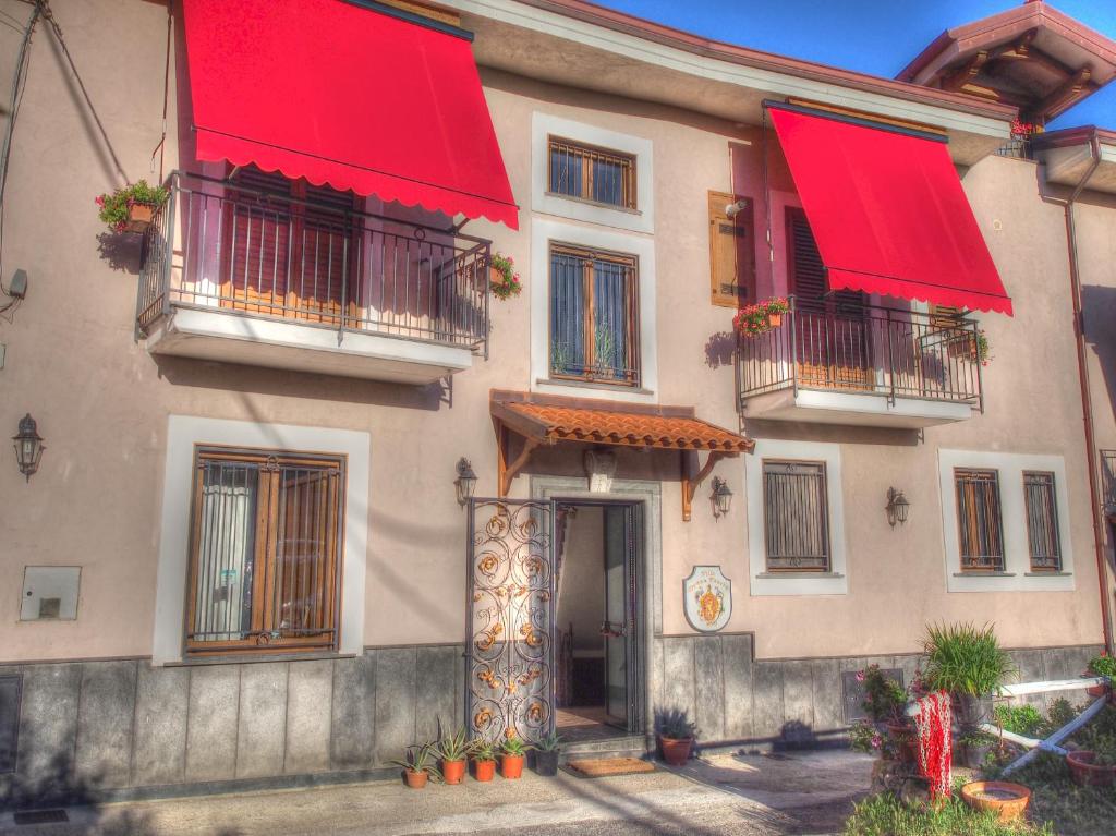un edificio con persianas rojas en la parte delantera en Villa Donna Fausta P. en Agerola