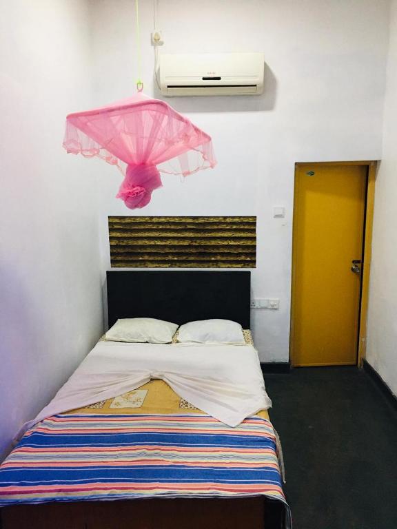 Postel nebo postele na pokoji v ubytování Bathiya Tourist Guest Anuradhapura