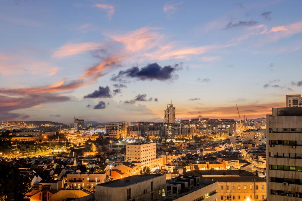 um horizonte da cidade à noite com um céu nublado em My Jerusalem View em Jerusalém