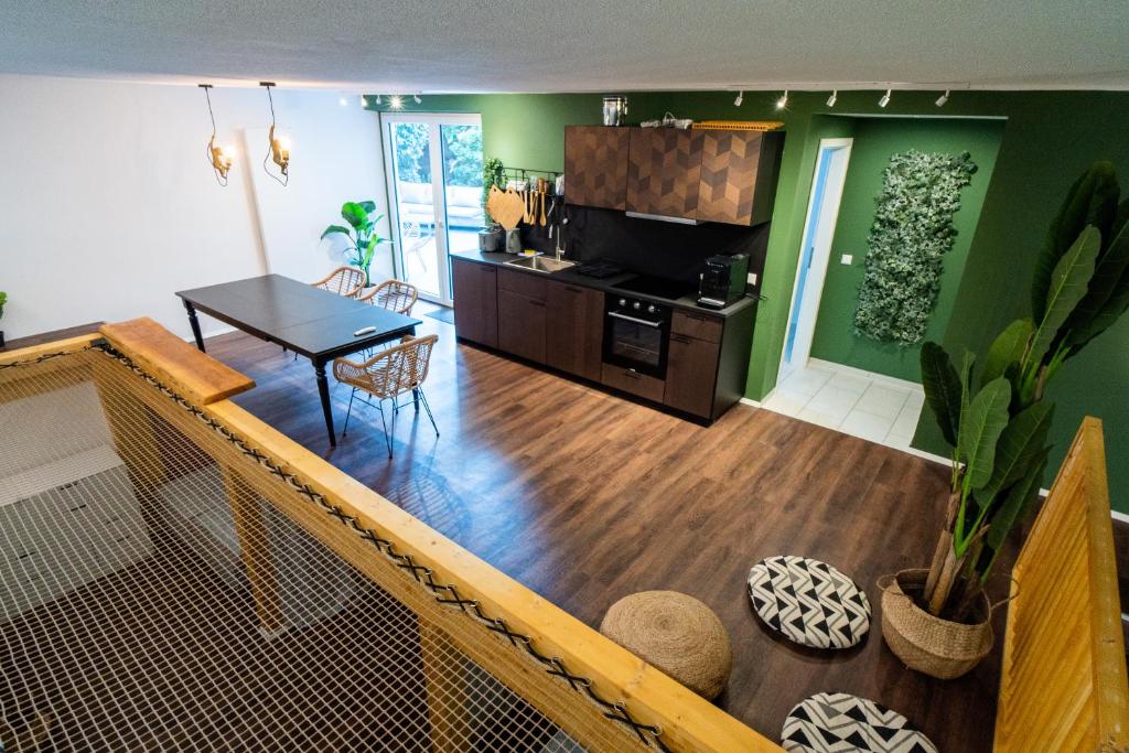 ein Wohnzimmer mit einem Esstisch und einem TV in der Unterkunft Kabali and Kasamui in Karlsruhe